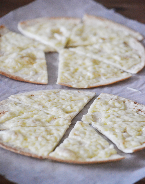 Fiaim kedvence és fáradt anyák megmentője a sajtos tortilla. A kész tortilla lapokat megszórom reszelt sajttal, majd sütőben addig sütöm, amíg a tészta széle megpirul a tetején pedig megolvad a sajt. (Fotó: Myreille)