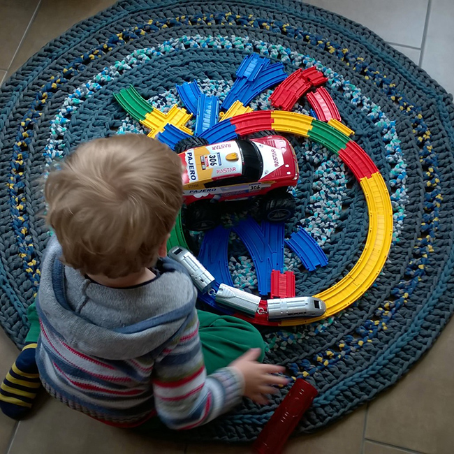 Dani területfoglalása, amikor éppen csak elkészült a szőnyeg. Éppen azt szemlélteti, hogy milyen sokféleképpen használható a szőnyeg.  (Fotó: Myreille)