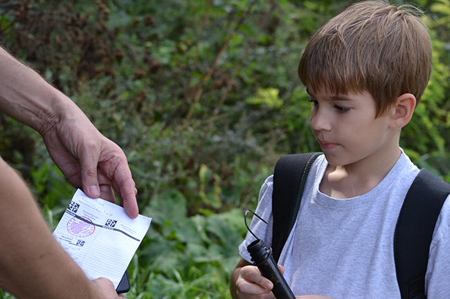 Az első ládánk, amit megtaláltunk. Itt kaptak rá a fiúk a geocaching-re. (Fotó: Myreille)