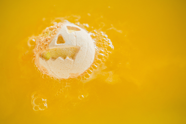 Édes fürdő: Pumpkin fürdőbomba. Ez a tökfej rettentően édes, vanília és a fahéj a sütemények illatát idézi.