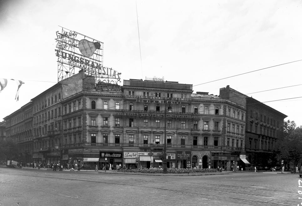 1954. A Tungsram reklámja még nappali fényben is jól látszik... (Fotó: Fortepan, uvaterv)