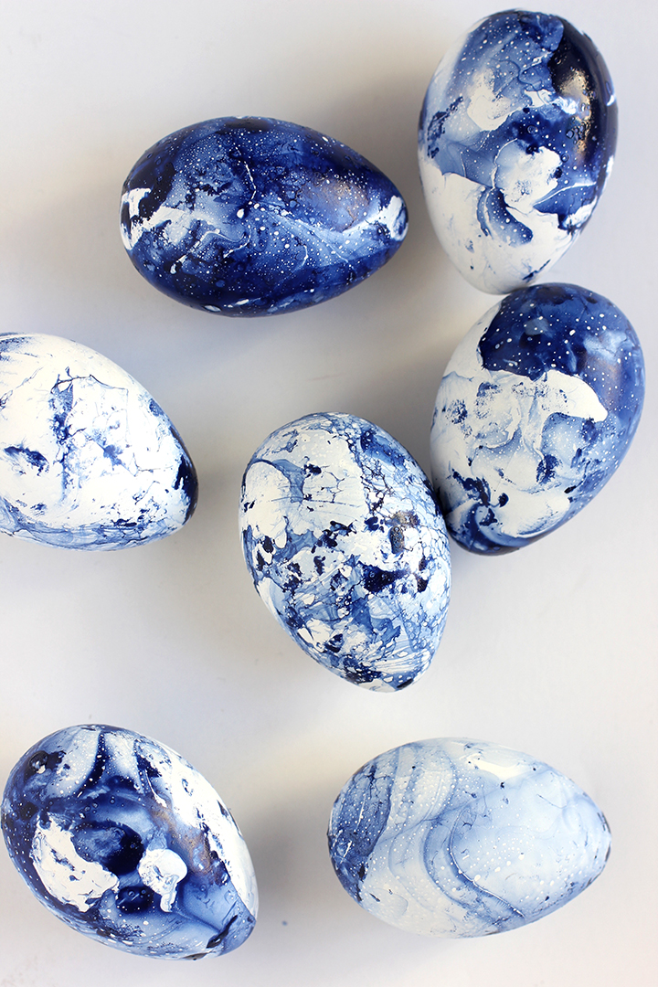 Fotó és ötlet: aliceandlois.com Ezekhez a csodálatos tojásokhoz nem speciális festék, hanem egy jó kék körömlakk kell. Mi ezt az ötletet idén kipróbáljuk!