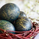 Lilakáposztával festett húsvéti, kék tojás
