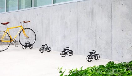 Acél kerékpárokba sorakoztatott bringák