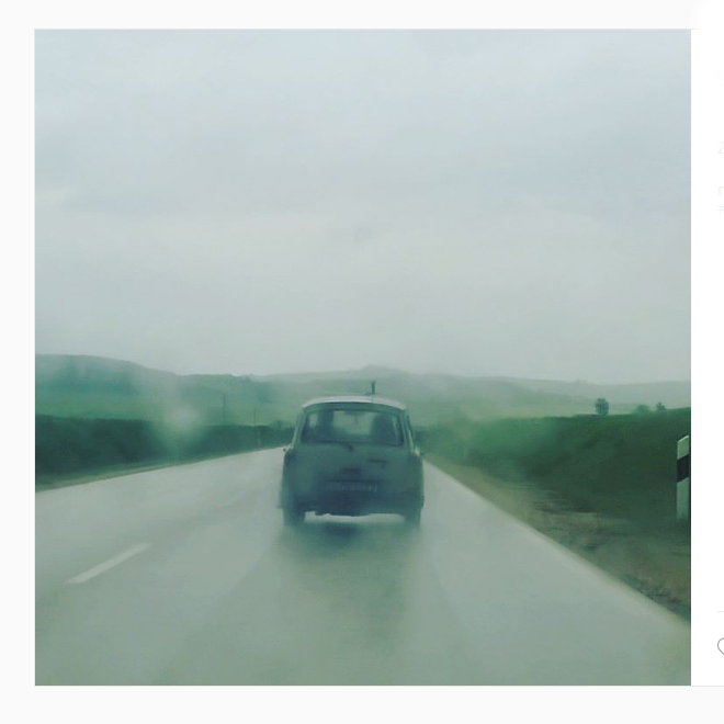 Annyira nem bántam az esőt, mert a magyar utakon némi időutazásban is részem volt: Trabant haladt előttünk. Esőben. Lámpa nélkül. És elkészült életem egyik legjobb fotója./Fotó: Myreille