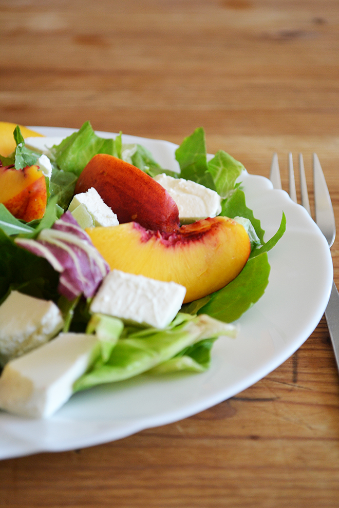 Nektarin saláta rukkolával és krémfehér sajttal/Fotó: Myreille