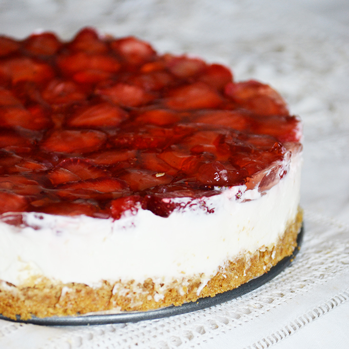 Sütés nélküli sajttorta (cheesecake) friss eperrel