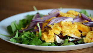 Gyors ebéd: chilis rántotta ruccolával, lilahagymával és feta sajttal