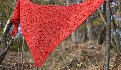 Horgolt, piros kendő (crocheted red triangle scarf)