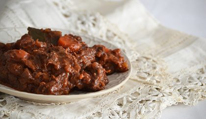 Vörösboros marhapörkölt, avagy a Boeuf Bourguignon egyszerű receptje