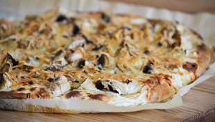 Tejfölös-borókás-gombás pizza
