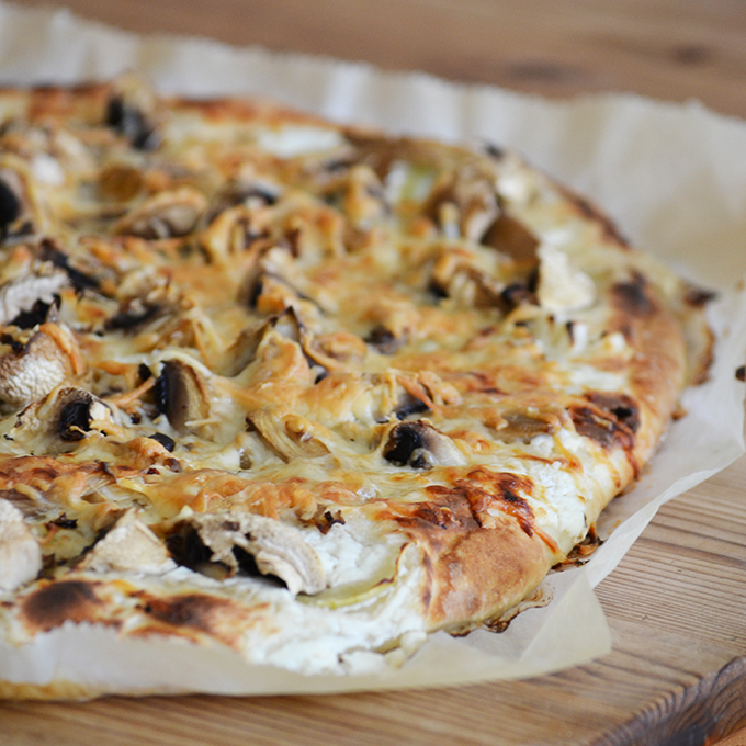 Tejfölös-borókás-gombás pizza/Fotó: Myreille Tejfölös-borókás-gombás pizza/Fotó: Myreille