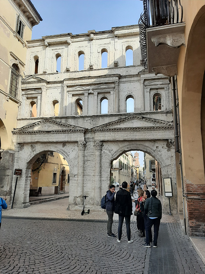 Borsari kapu (Porta Borsari), Verona/Fotó: Myreille, 2019