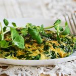 Zöldborsócsíra frittata Ras-el-Hanout fűszerrel