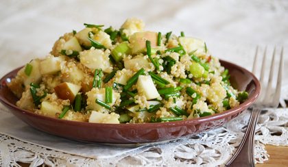 Quinoa saláta almával, szárszellerrel, chilivel és snidlinggel