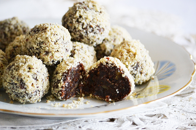 No-Bake Chocolate Coffee Date Balls/Photo: Myreille No-Bake Chocolate Coffee Date Balls/Photo: Myreille