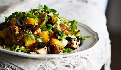 Quinoa saláta naranccsal és fekete olívabogyóval