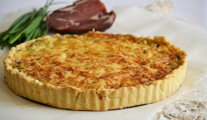 Medvehagymás quiche füstölt tarjával és sok sajttal